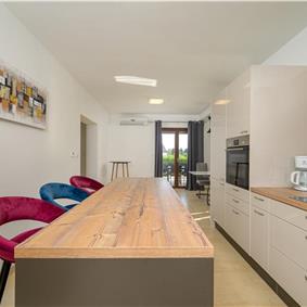 4 bedroom villa bedroom with pool, Svetvinčenat, Istria, sleeps 8